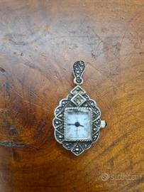 Orologio a ciondolo stile Art Deco.  argento. 