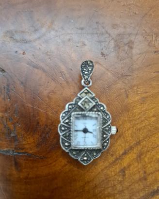 Orologio a ciondolo stile Art Deco.  argento. 