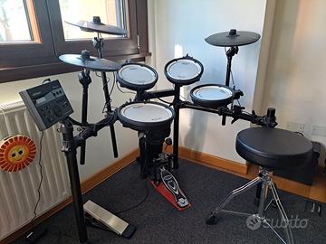 Batteria elettronica Roland con pedana e pedale