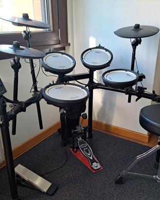 Batteria elettronica Roland con pedana e pedale