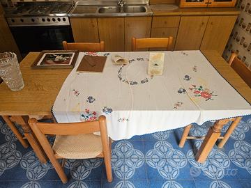 Tavolo Rettangolare in Legno con Sedie Coordinate
