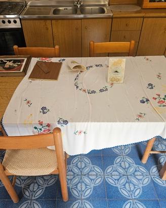 Tavolo Rettangolare in Legno con Sedie Coordinate