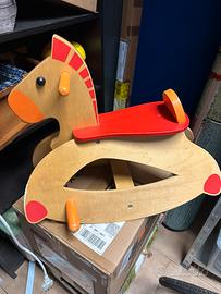 Cavallo a dondolo in legno
