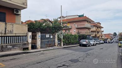 3 LOCALI A ACI SANT'ANTONIO