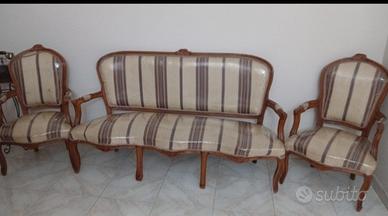 divanetto con poltroncine classico