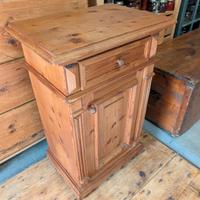 Comodino in abete d'arte povera 