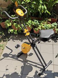 Cyclette pieghevole con monitor digitale