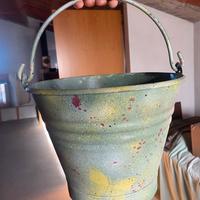 Secchio in latta e stagno con farfalle