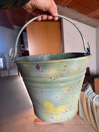 Secchio in latta e stagno con farfalle