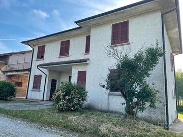 Villa di ampia metratura con magazzino
