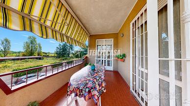 Trilocale con terrazzo, balconi, box e cantina