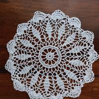 Centrino bianco ad uncinetto