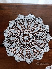 Centrino bianco ad uncinetto
