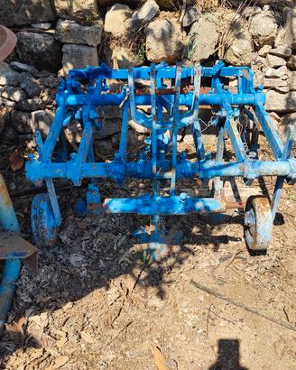 estirpatore  agricolo a 7 vomeri 