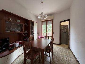 Appartamento con garage, zona Giardini