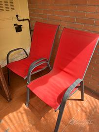 Sedie da giardino rosse con struttura in ferro
