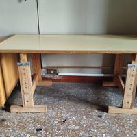 scrivania in legno con cassettiera