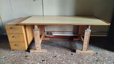 scrivania in legno con cassettiera