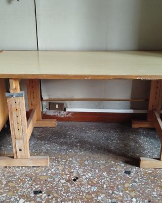 scrivania in legno con cassettiera