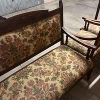 Divano antico del 700 co 4 sedie e due poltrone.