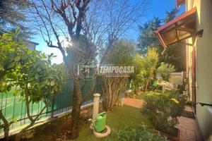 VILLA DI DUE ABITAZIONI E AREA PRIVATA IN CENTRO P