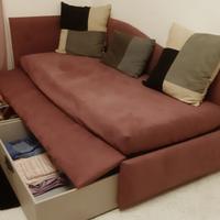 Divano con letto e cassetti portapiumoni