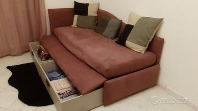 Divano con letto e cassetti portapiumoni