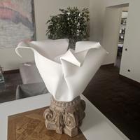 Vaso in Corian su capitello in teak indonesiano