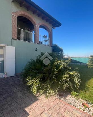 VILLA A SCHIERA A CASTELBELFORTE