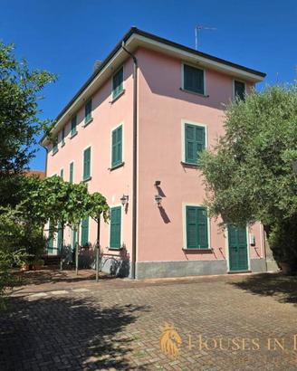 Villa di 225 m² con più di 5 locali e box auto a P