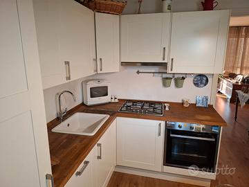 Cucina, un divano, un divano letto, pianoforte