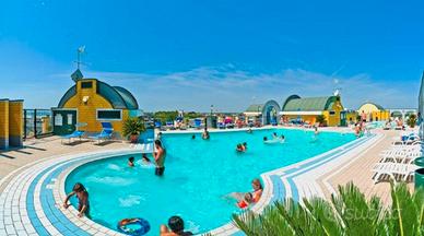 Bilocale con piscina vista mare