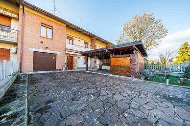 VILLA A SCHIERA A MONTECCHIO EMILIA