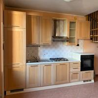 Cucina compresa di elettrodomestici