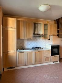 Cucina compresa di elettrodomestici