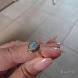 Anello antico con pietra di opale etiope