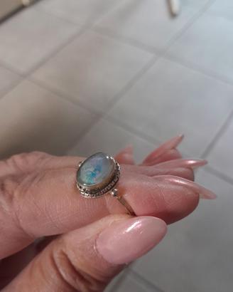 Anello antico con pietra di opale etiope