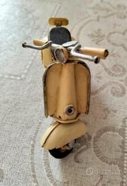 Modellino scooter di latta