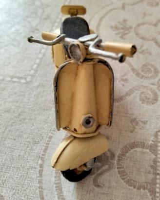 Modellino scooter di latta