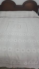 Copriletto e lenzuolo d'epoca ricamati