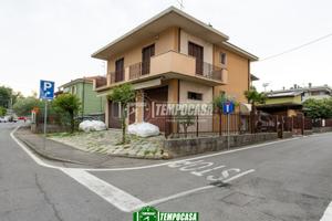 Soluzione indipendente con negozio a Trecella