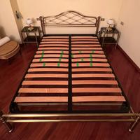 Letto matrimoniale in ottone con doghe in legno