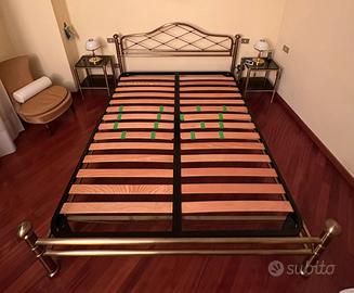 Letto matrimoniale in ottone con doghe in legno