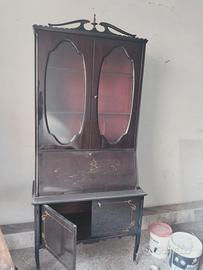 vetrina laccata in nero della donna nel senso che