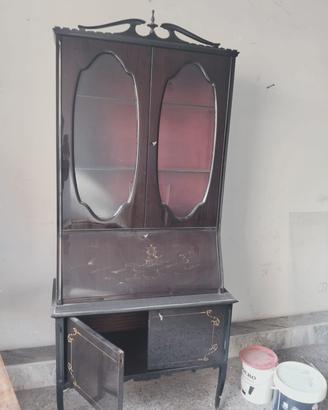 vetrina laccata in nero della donna nel senso che