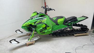 Motoslitta da neve fresca