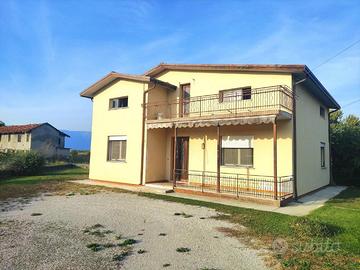 Compendio immobiliare: casa singola + rustico e...