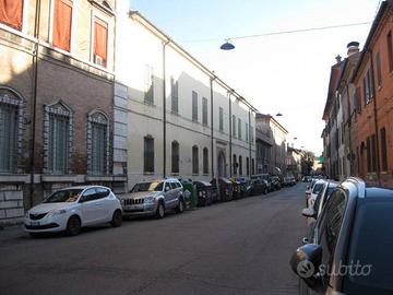 Casa indipendente a Ferrara, 9 locali