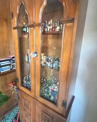 Vetrina cristalliera in legno con vetri sagomati