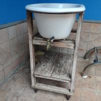 Antica vasca in ghisa con piedistallo 